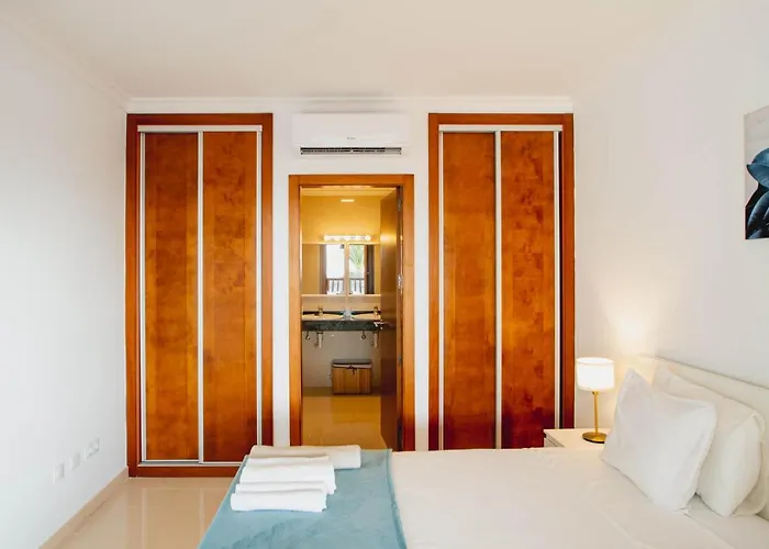 Stylish 6 Bedroom Villa Princesa - Hot Tub - Heated Pool - Near Beach & Waterparks