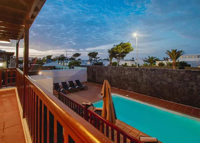Stylish 6 Bedroom Villa Princesa - Hot Tub - Heated Pool - Near Beach & Waterparks